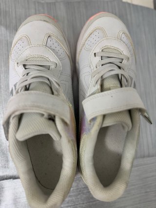 Zapatillas deportivas blancas y rosas