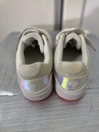 Zapatillas deportivas blancas y rosas