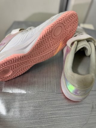 Zapatillas deportivas blancas y rosas