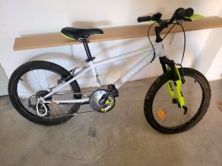 Bicicleta B'TWIN gris y verde.