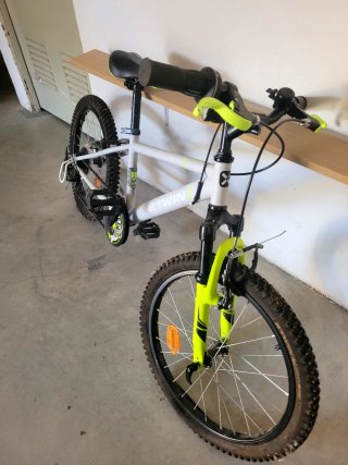 Bicicleta B'TWIN gris y verde.