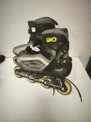 Patines en línea grises y negros.Decathlon.