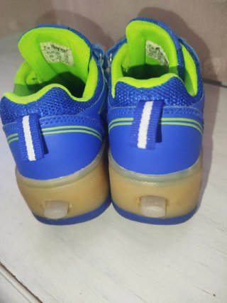 Zapatillas con ruedas azules y verdes