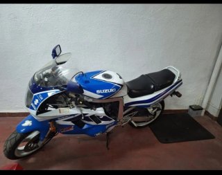 Suzuki Moto Azul y Blanca