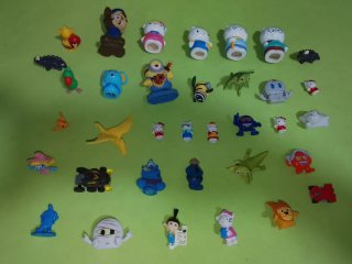 Lote 35 figuras coleccionables variadas