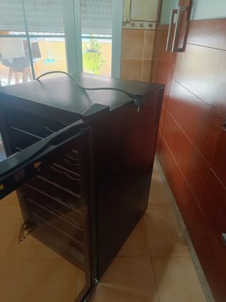 Vinoteca ASTRO CW-70AD 70L