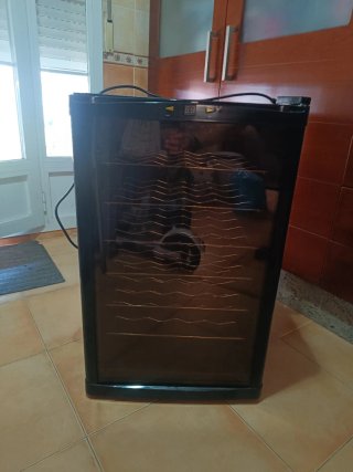 Vinoteca ASTRO CW-70AD 70L