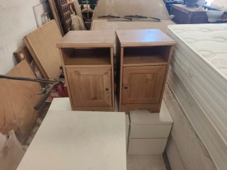 Conjunto de muebles y mesitas de noche