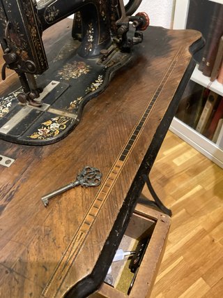 Máquina de coser antigua  marca Miguel Escuder.