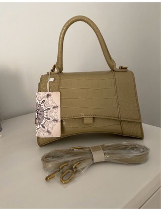 Bolso de mano camel con textura piel
