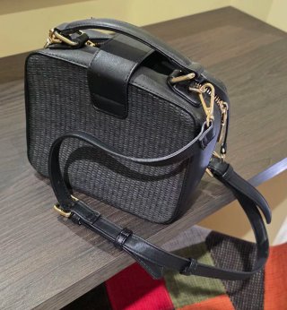 Bolso Parfois negro con bordado de flores