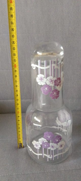 Jarra y vaso con flores moradas