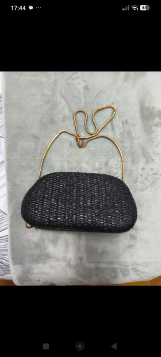 Bolso negro con asa dorada, especial eventos