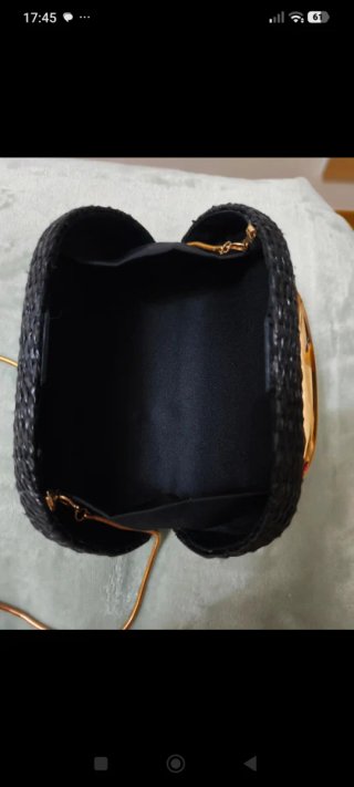 Bolso negro con asa dorada, especial eventos