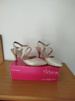 Sandalias charol color nude