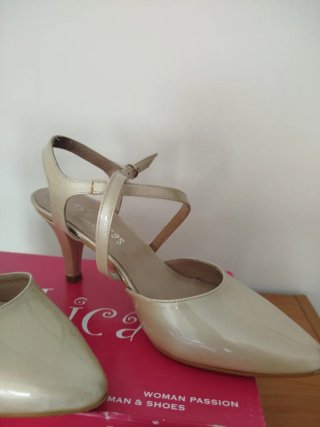 Sandalias charol color nude