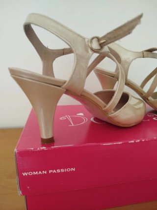 Sandalias charol color nude