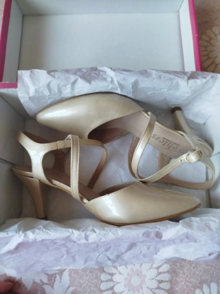 Sandalias charol color nude