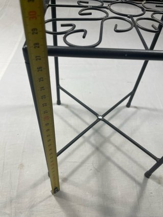 Scaffalature pieghevoli e 2 tavoli in metallo