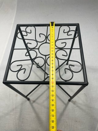 Scaffalature pieghevoli e 2 tavoli in metallo
