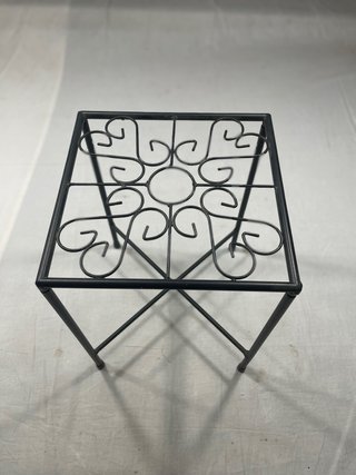 Scaffalature pieghevoli e 2 tavoli in metallo