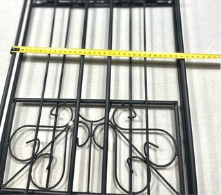 Scaffalature pieghevoli e 2 tavoli in metallo