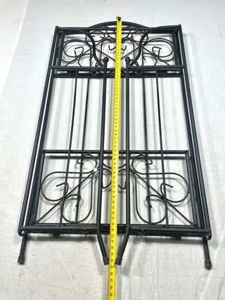 Scaffalature pieghevoli e 2 tavoli in metallo