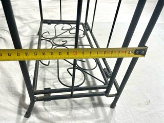 Scaffalature pieghevoli e 2 tavoli in metallo
