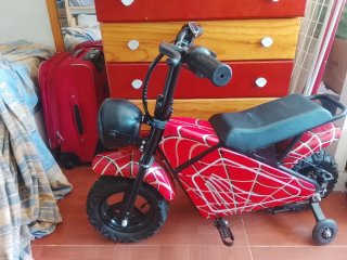 Moto eléctrica infantil roja y negra