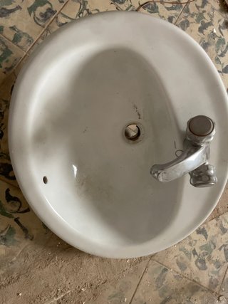 Lavamanos blanco con grifo