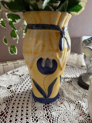 Jarrón de cerámica amarillo y azul
