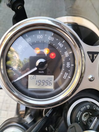 Triumph Bonneville T120 BLACK