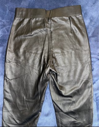 Pantalón efecto piel cremalleras