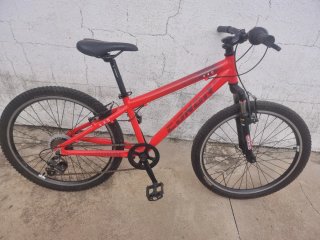 Bicicleta conor de montaña color roja