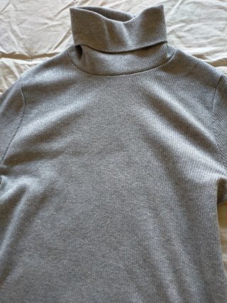 Jersey fino cuello alto plateado