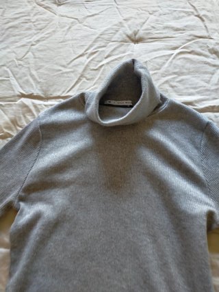 Jersey fino cuello alto plateado