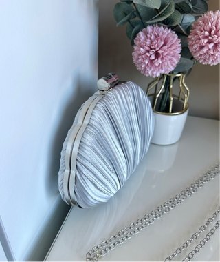 Bolso de fiesta plateado para invitada