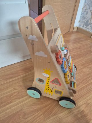 Andador de madera para bebés con actividades