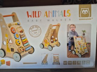 Andador de madera para bebés con actividades