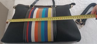 Bolso negro con rayas multicolor