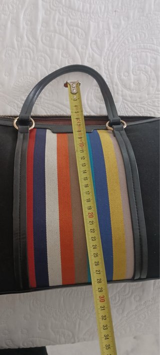 Bolso negro con rayas multicolor