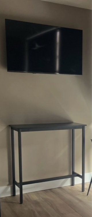 Mesa alta negra de metal y madera