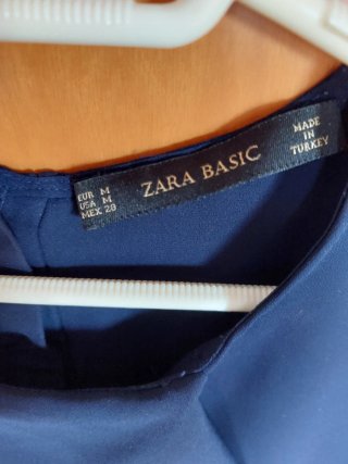 Blusa Zara azul con detalle floral