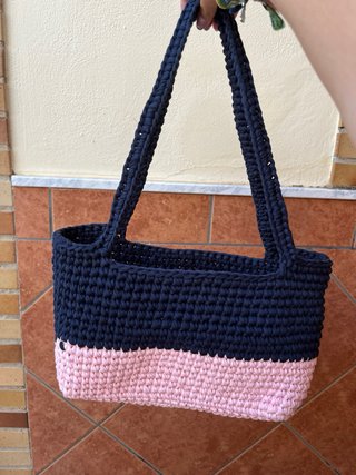 Bolso crochet azul y rosa hecho a mano