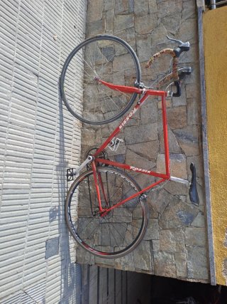 Bicicleta de carretera Rossin roja