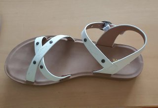 Sandalias blancas con hebilla