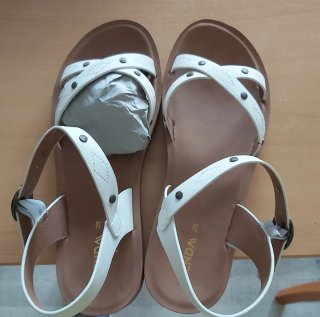 Sandalias blancas con hebilla