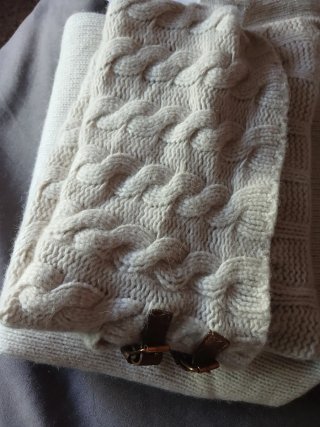 Poncho lana cuello alto ochos beige