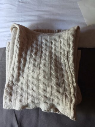 Poncho lana cuello alto ochos beige