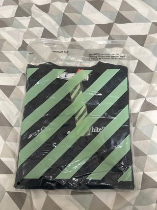 Camiseta Off-White “Hands” Logo - Negra - Talla S